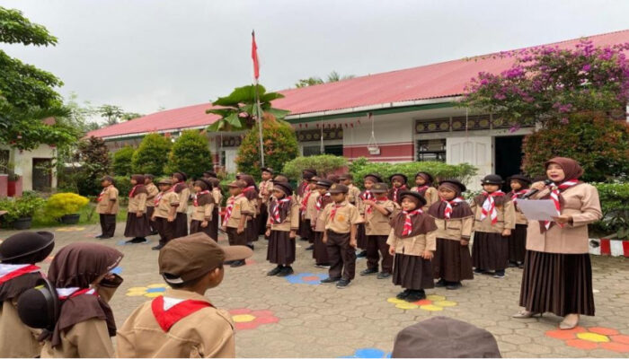 Polisi Lingkungan Beraksi di SDN 42 Korong Gadang, Siswa Buang SampahSembarangan Langsung “Ditilang”!
