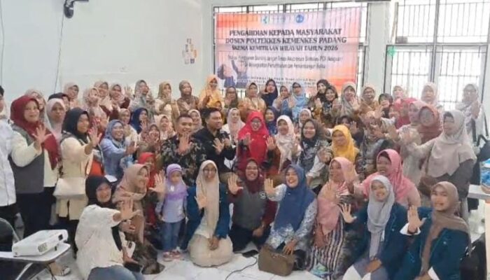 Poltekkes Kemenkes Padang Latih Kader Posyandu Cegah Stunting melalui Akupresur PC6