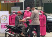 Kapolres Dharmasraya Turun Langsung ke Perbatasan Sumbar dan Jambi Berbagi Masker
