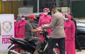 Kapolres Dharmasraya Turun Langsung ke Perbatasan Sumbar dan Jambi Berbagi Masker