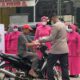 Kapolres Dharmasraya Turun Langsung ke Perbatasan Sumbar dan Jambi Berbagi Masker