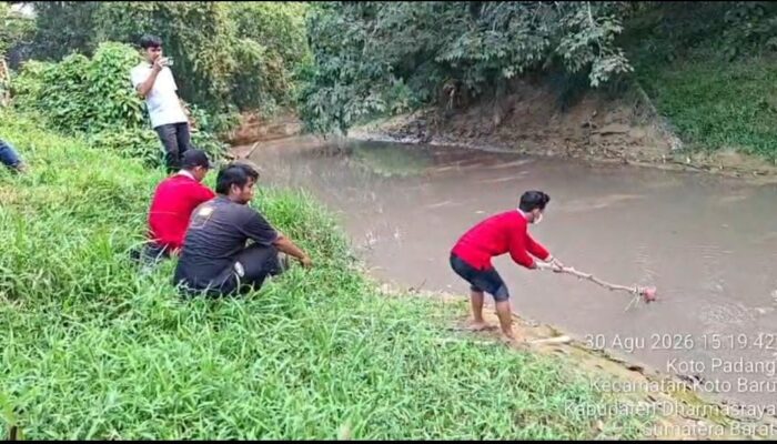 Dugaan Pencemaran Limbah di Sungai Koto Balai, DLH Ambil Sampel Air