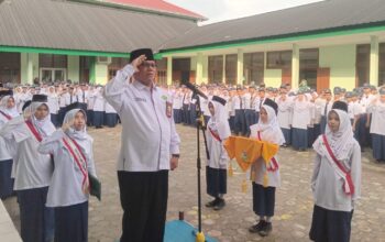 Upacara Bendera MTsN 2 Padang, Kakankemenag Yasril Tekankan Murid Madrasah Harus Hebat dan Berakhlak