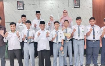 Kakankemenag Lepas Dua Murid MTsN 3  Padang Ikuti World Robotic Center Competition 2026 di Malaysia