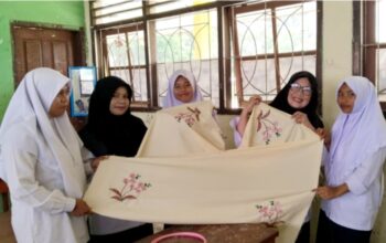 MTsN 2 Tanah Datar Hadirkan Kokurikuler Menjahit Kapalo Samek
