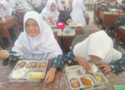 877 Murid MTsN 2 Padang Terima MBG Perdana