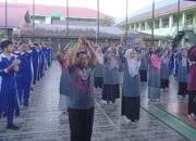 Plt. Kepala MTsN 1 Pasaman Pimpin Senam Ceria