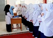 Tanamkan Disiplin, MTsN 3 Agam Rutin Periksa Kelengkapan Atribut dan Kerapian Murid