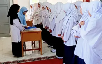 Tanamkan Disiplin, MTsN 3 Agam Rutin Periksa Kelengkapan Atribut dan Kerapian Murid
