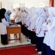 Tanamkan Disiplin, MTsN 3 Agam Rutin Periksa Kelengkapan Atribut dan Kerapian Murid
