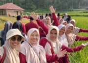 Semarak HUT RI, Keluarga Besar MAN 1 Tanah Datar Ikuti Gerak Jalan Santai