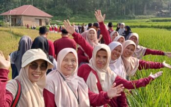 Semarak HUT RI, Keluarga Besar MAN 1 Tanah Datar Ikuti Gerak Jalan Santai