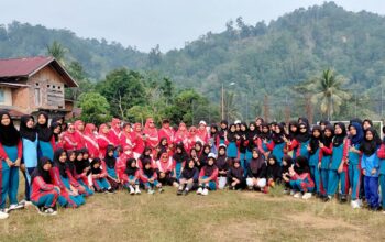 Semarak HUT RI, MTsN 4 Sijunjung Ikuti Jalan Santai Nagari Sumpur Kudus 