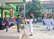 Upacara HUT Kemerdekaan di MAN 1 Padang, Petugas Bentuk Angka 81