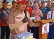 Kepala MAN 4 Tanah Datar Berikan Suppor Cabut Doorprize Jalan Santai HUT RI 