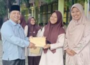 Plt. Kepala MTsN 1  Pasaman Berikan Reward kepada Siswa atas Karya Ceramah Agama 