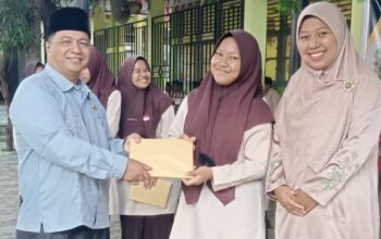 Plt. Kepala MTsN 1  Pasaman Berikan Reward kepada Siswa atas Karya Ceramah Agama 