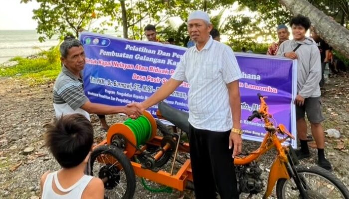 Melalui PKM, UBH Serahkan Alat Penarik Biduak untuk Nelayan Desa Pasir Sunur Pariaman