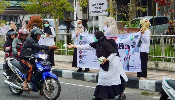 Dukung Kesehatan Masyarakat di Tengah Dampak Karhutla, Dinkes dan PMI Padang Panjang Bagikan Masker Gratis