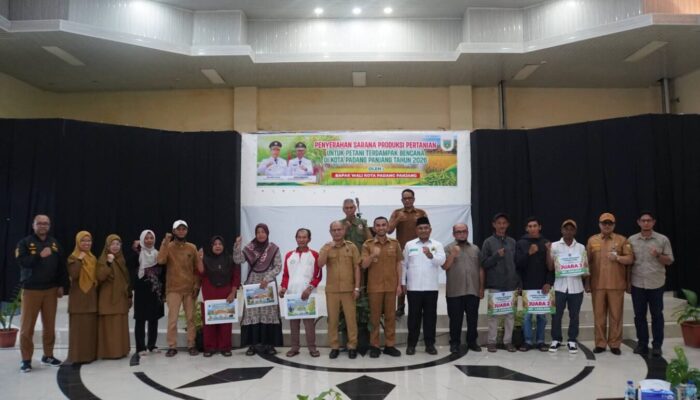 Pemko Padang Panjang Serahkan Sarana Produksi Pertanian untuk 106 Petani Terdampak Bencana
