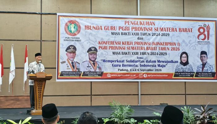 Gubernur Sumbar, Mahyeldi Ansharullah membuka Konkerprov I PGRI Provinsi Sumbar Tahun 2026