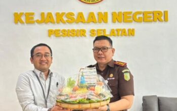 BRI Painan Sambangi Kejari  Pessel, Bawa Kue Ultah untuk Kajari