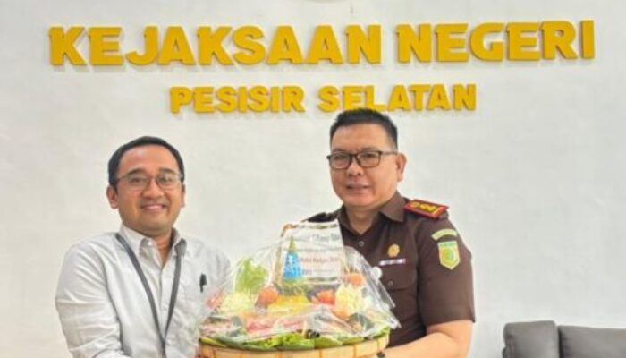 BRI Painan Sambangi Kejari  Pessel, Bawa Kue Ultah untuk Kajari