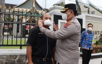 Kabut Asap Menyelimuti Pasaman, Polres Pasaman Bagikan 2.500 Masker ke Masyarakat