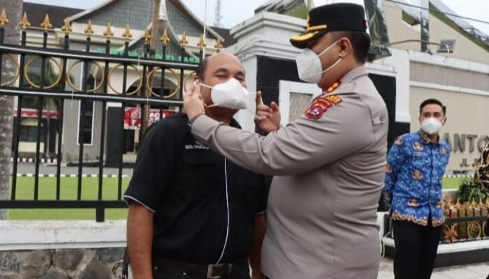 Kabut Asap Menyelimuti Pasaman, Polres Pasaman Bagikan 2.500 Masker ke Masyarakat