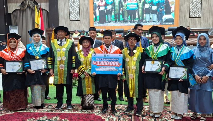 “Pergi Sejauh Mungkin, Jangan Kehilangan Akar”, Pesan Rektor UIN Bukittinggi kepada 1.723 Wisudawan/ti