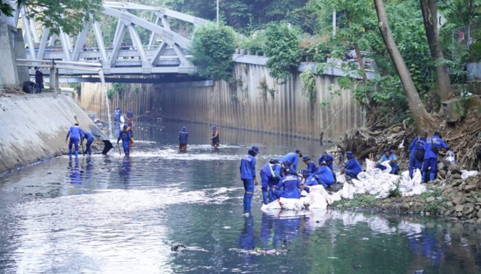  Peringati Hari Sungai dan World Cleanup Day, TelkomGroup Angkut 5,1 ton Sampah dari Kali Krukut