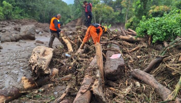 Diterjang Galodo, Dua Warga Arosuka Hilang, 32 Berhasil Dievakuasi