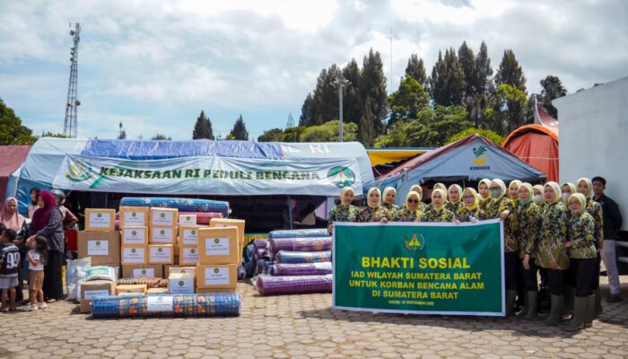 Bentuk Kepedulian, Kejati Sumbar bersama IAD Salurkan Bantuan Korban Galodo Solok