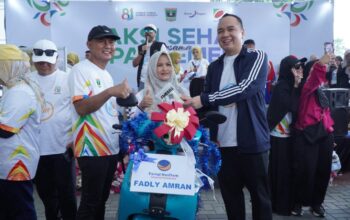 Jalan Sehat HUT Sumatera Barat, “Kado” dari Fadly Amran jadi Hadiah Utama