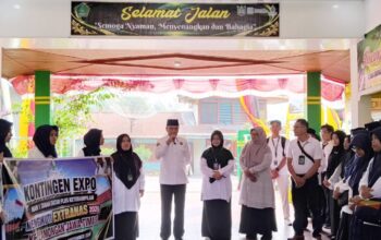 Kakankemenag Lepas Delegasi Ekstranas MAN 1 Tanah Datar ke Lamongan Jawa Timur