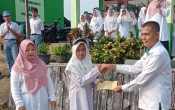 Upacara Bendera MAN 4 Pasaman Barat, Kepala Madrasah Serahkan Penghargaan