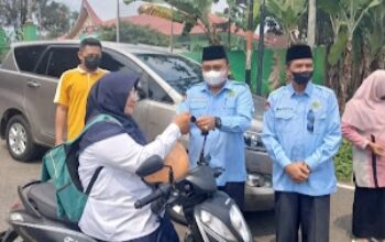 Kabut Asap Menyelimuti Solok Selatan, Kakankemenag Turun Bagikan Ribuan Masker