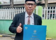 Dedikasi 30 Tahun, Kepala MTsN 2 Padang Terima Satyalancana Karya Satya 30 Tahun