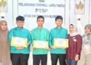 Kepala MTsN 2 Sawahlunto Berikan Penghargaan dan Reward kepada Pemenang dan Pembina OMI