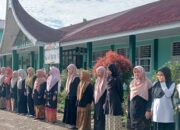 Semarak Hari Jadi Sumbar, ASN MTsN 1 Agam Tampil dalam Balutan Pakaian Adat