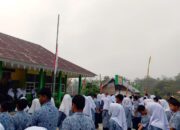 MTsN 15 Tanah Datar Kibarkan Bendera Setengah Tiang