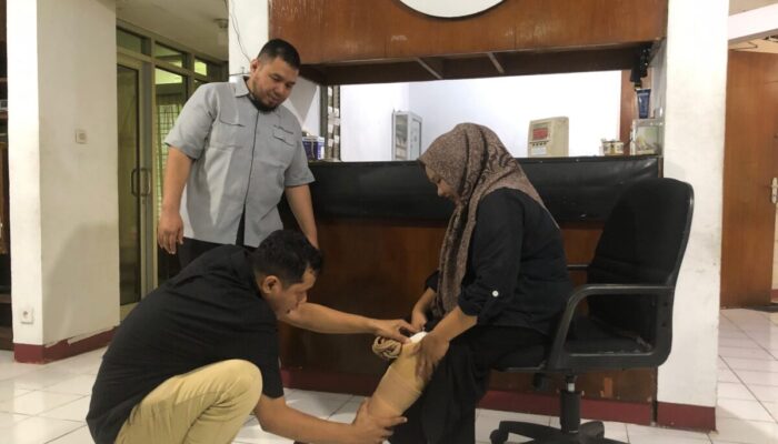 Kaki Palsu Pulihkan Harapan, UPZ BAZNAS Semen Padang Bantu Rahma Kembali Berjalan dan Produktif