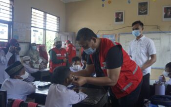 Pemkab Pasbar dan PMI Bagikan 6.500 Masker, Warga Diimbau Lindungi Pernapasan
