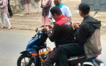 Kabut Asap Menyelimuti Lintau–Payakumbuh, Pemnag Halaban Bagikan Masker pada Pengendara