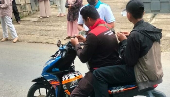Kabut Asap Menyelimuti Lintau–Payakumbuh, Pemnag Halaban Bagikan Masker pada Pengendara