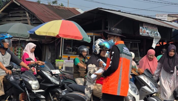 Respon Dampak Kabut Asap, Kwarcab Pramuka Pasbar Bagikan 1.000 Masker dan Galang Donasi NTT