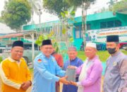 Rangkaian Peringatan Hari Santri, Kakankemenag Solok Selatan Serahkan Bibit Pohon