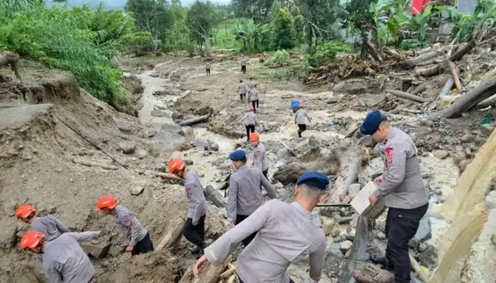 Kapolda Sumbar Pimpin Penanganan Galodo Arosuka, 300 Personel Dikerahkan