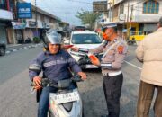 Kualitas Udara Makin Buruk,Polres Padang Panjang Bagikan Masker Untuk Masyarakat