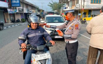 Kualitas Udara Makin Buruk,Polres Padang Panjang Bagikan Masker Untuk Masyarakat